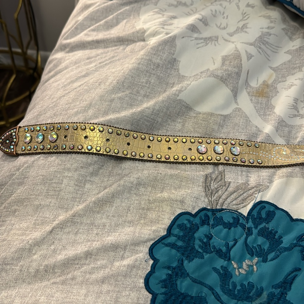 New with tags. Beautiful gold bling belt, size XL - Picture 4 of 4